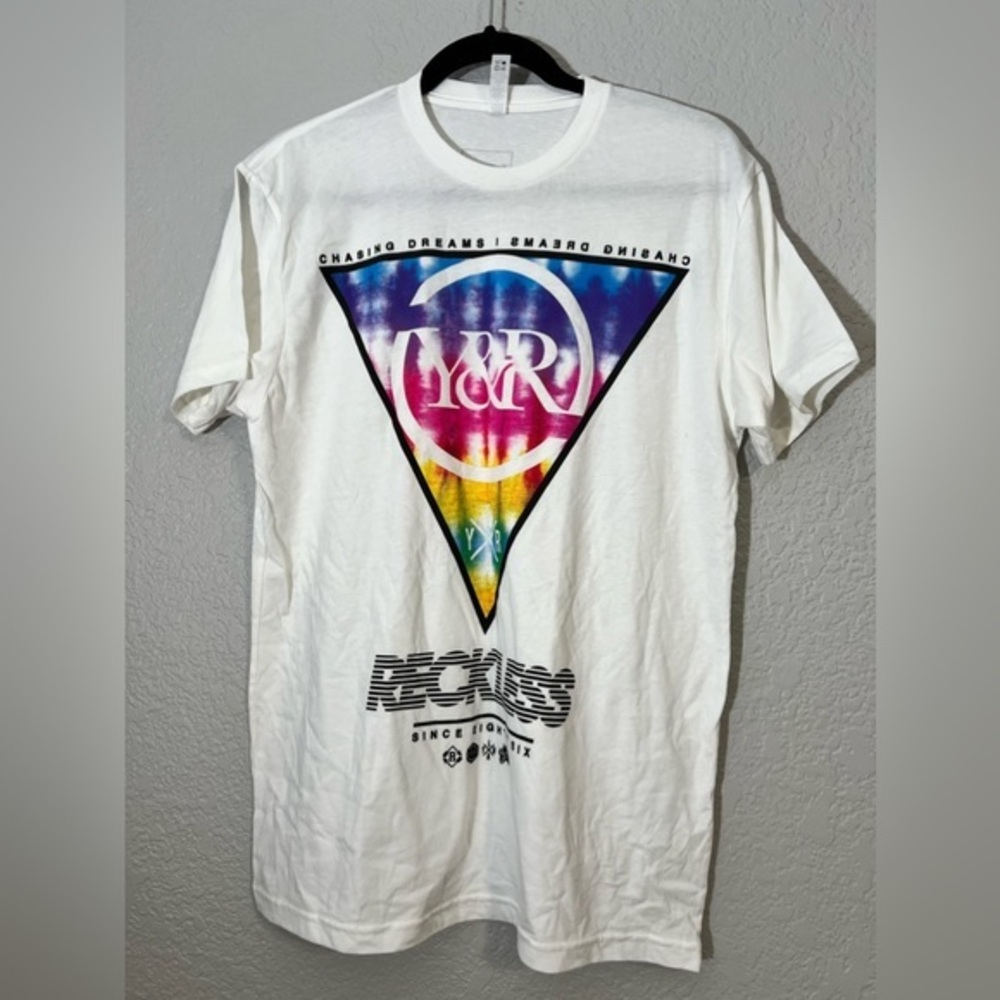 NWOT Next Level Apparel Chasing Dreams Y&R triangle Reckless graphic tee‎ medium